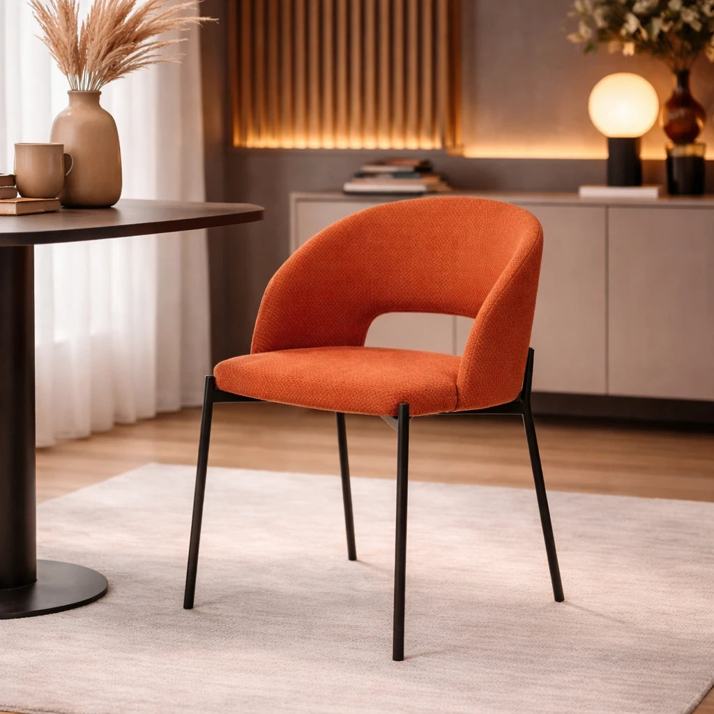 Sedia Greta imbottita in tessuto con gambe in metallo verniciato, disponibile in giallo, grigio e arancione