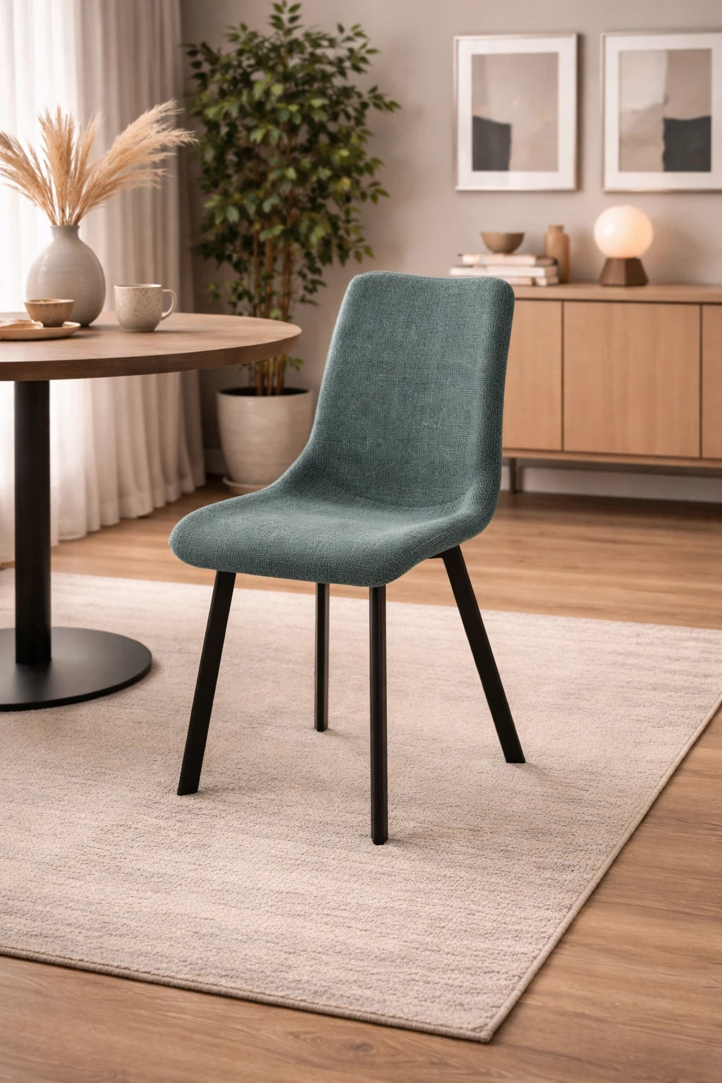 Sedia Iris con seduta acquamarina in tessuto easy-clean e struttura in metallo nero