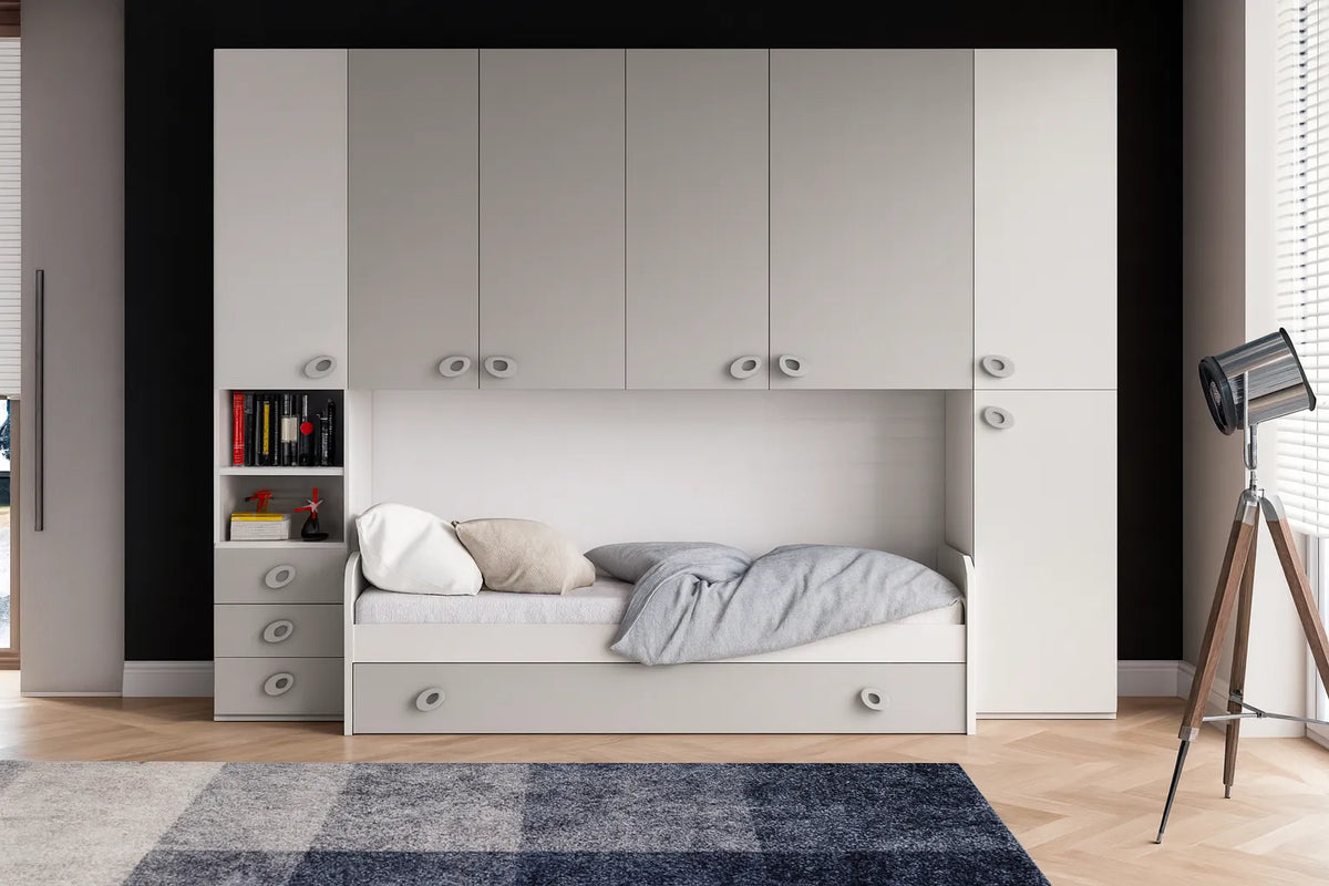 Cameretta a ponte Giacinto in bianco frassinato e grigio con letto e armadi integrati