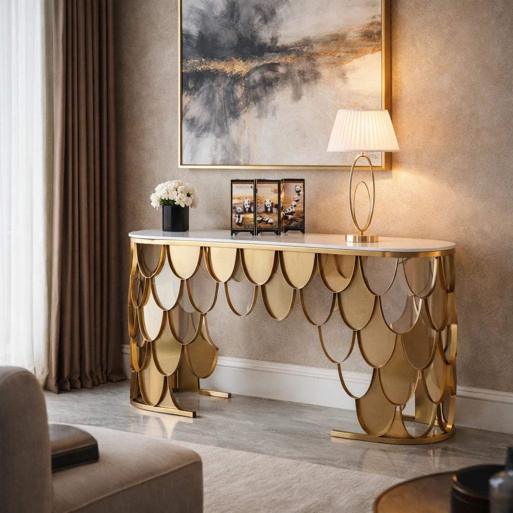 Consolle di design con base decorativa in metallo color oro e piano effetto marmo, ideale per ingresso moderno ed elegante