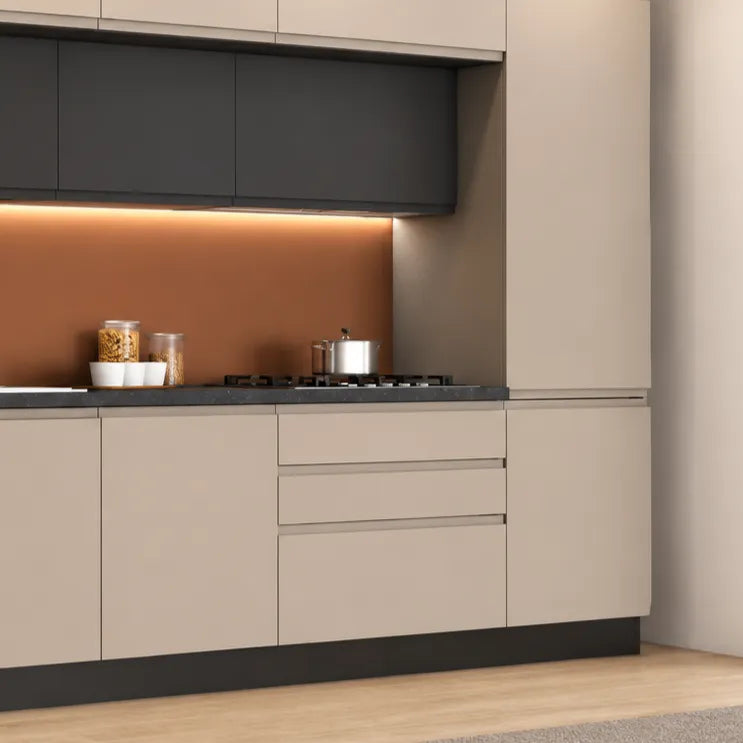 Cucina Luna moderna da 360 cm con apertura a gola, soprapensili ed elettrodomestici inclusi, disponibile in tortora e grigio acciaio.