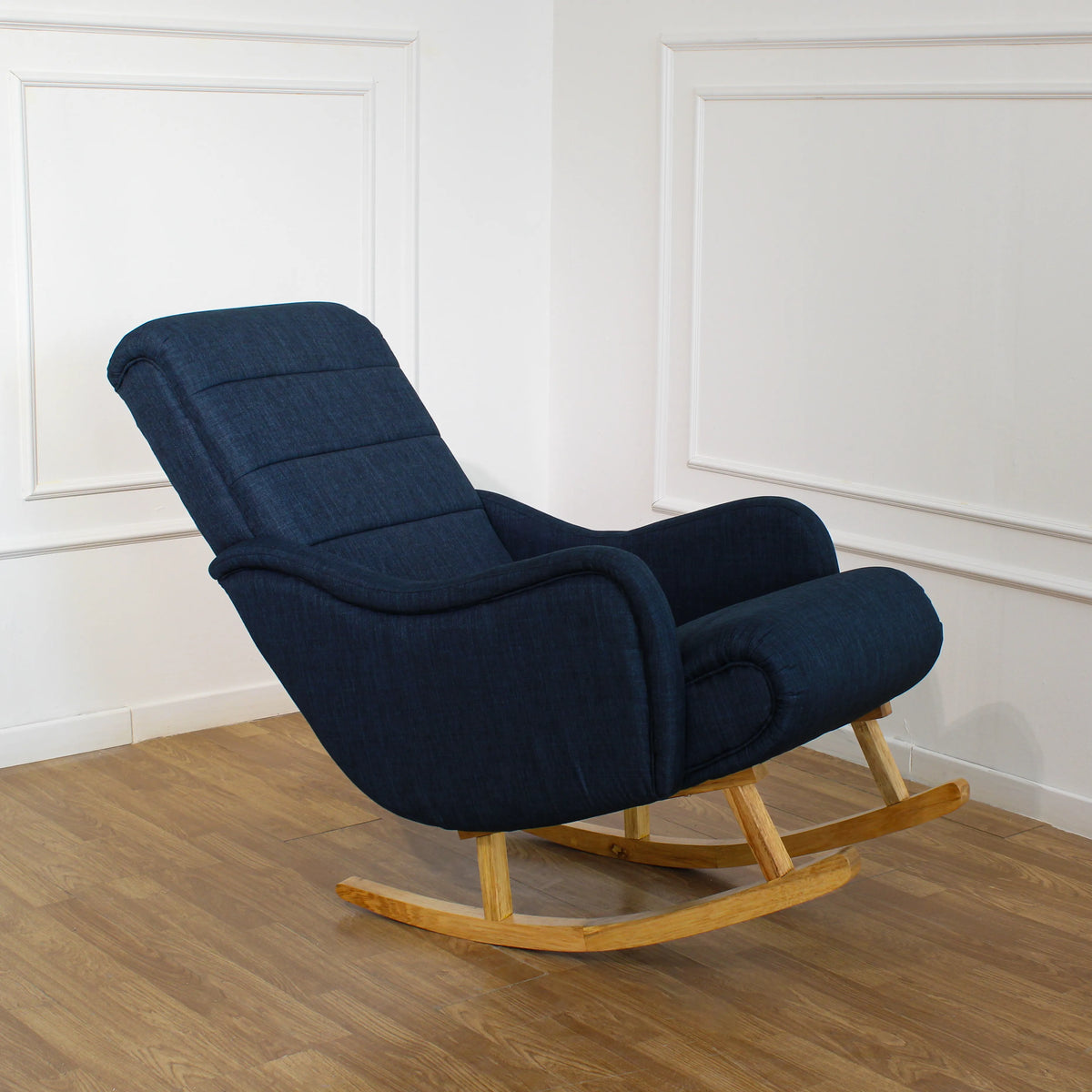 Dondolo Giulietta in legno con schienale ergonomico e rivestimento in cotone. Design classico per interni eleganti e spazi relax coperti.