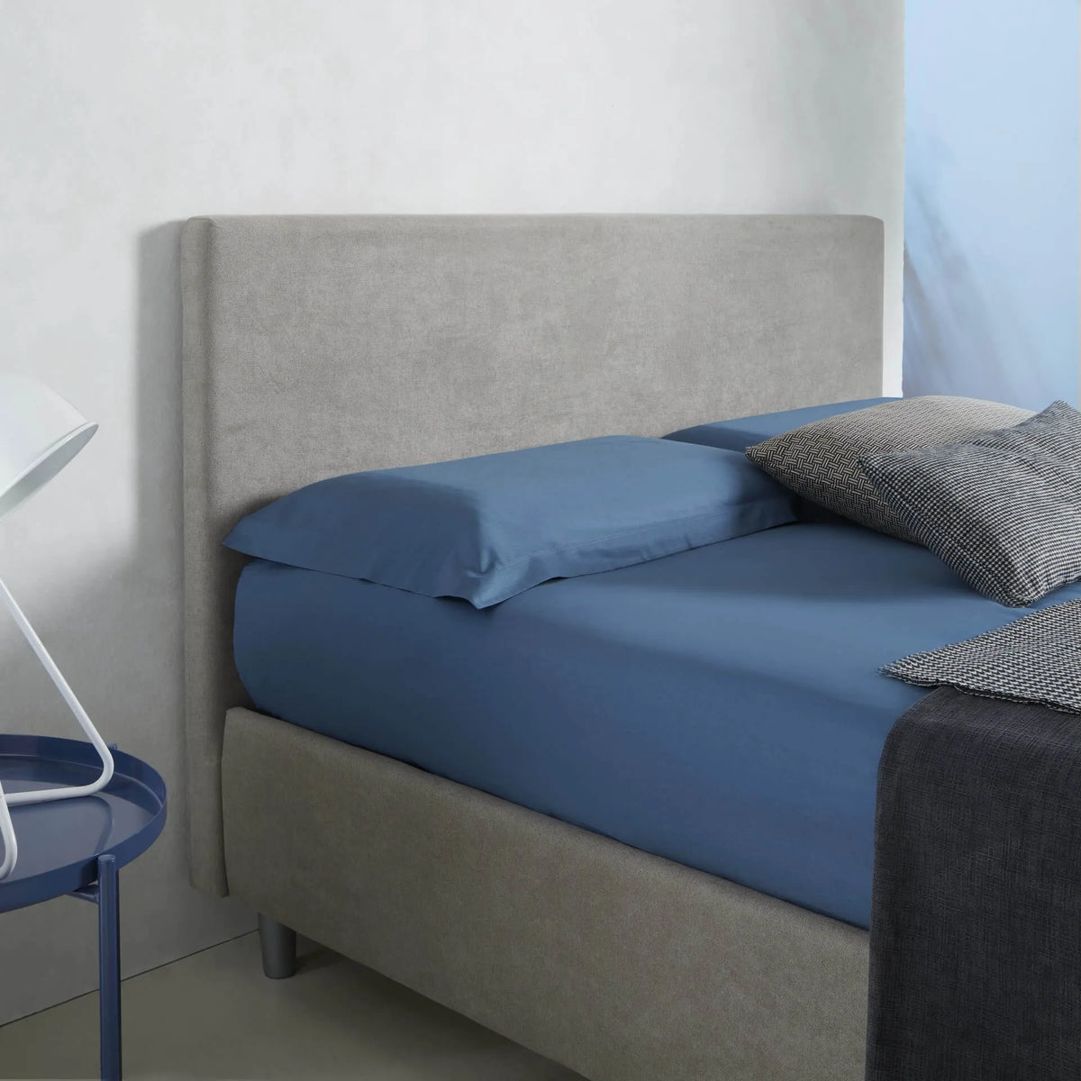 Letto matrimoniale Vienna con contenitore, rivestimento in tessuto Idro e testata con bottoni cristal. Elegante, pratico e perfetto per camere moderne.