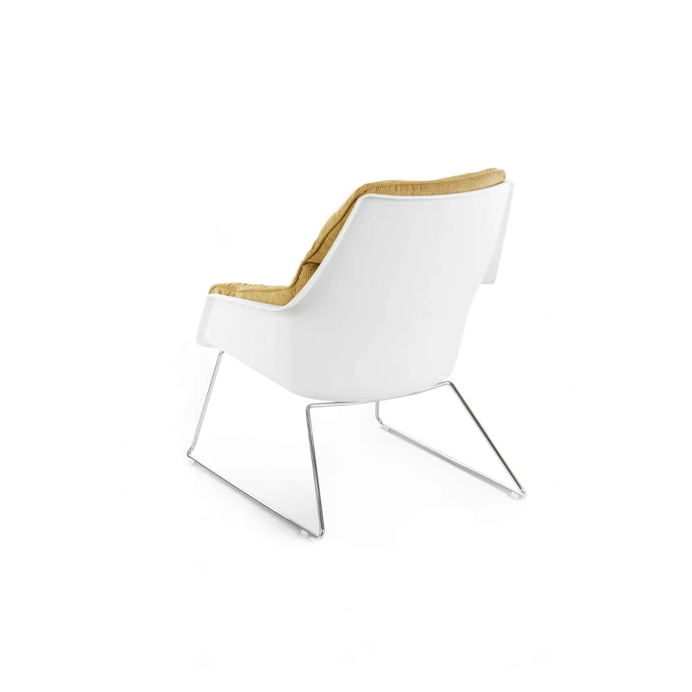 Poltrona Grace in tessuto imbottito sfoderabile con scocca in polipropilene e base in metallo dal design moderno ed elegante.