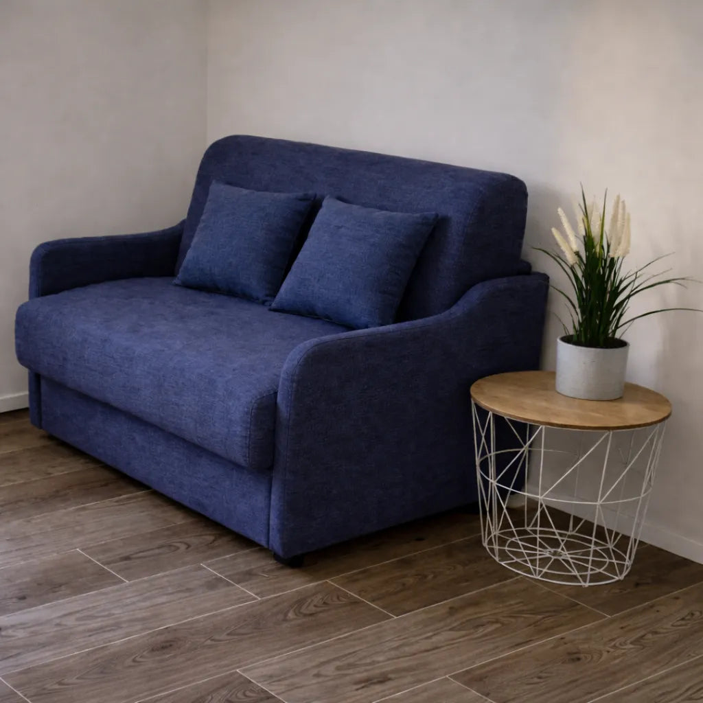 Poltrona letto trasformabile con materasso alto 18 cm e rivestimento in tessuto idrorepellente e antimacchia in vari colori.