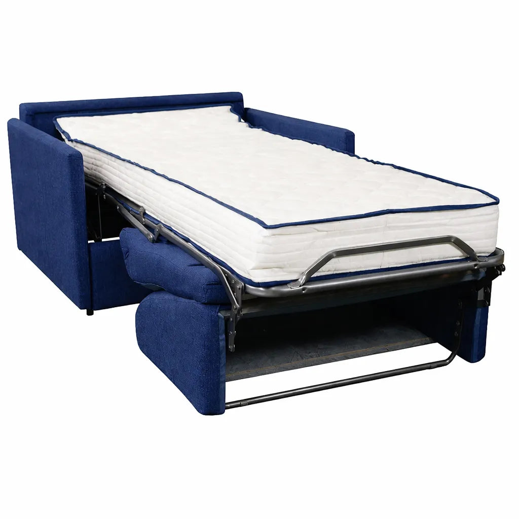 Poltrona letto trasformabile con materasso alto 18 cm e rivestimento in tessuto idrorepellente e antimacchia in vari colori.