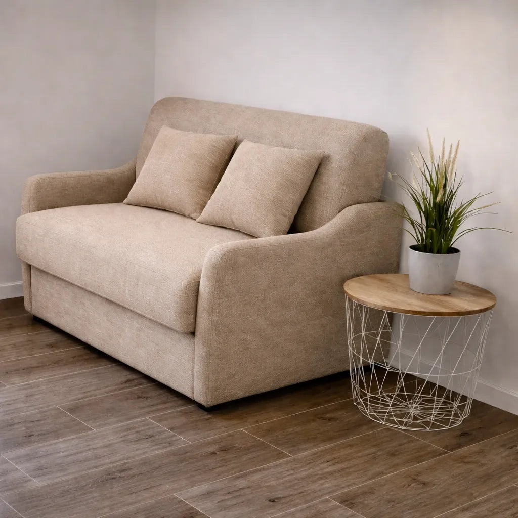 Poltrona letto trasformabile con materasso alto 18 cm e rivestimento in tessuto idrorepellente e antimacchia in vari colori.