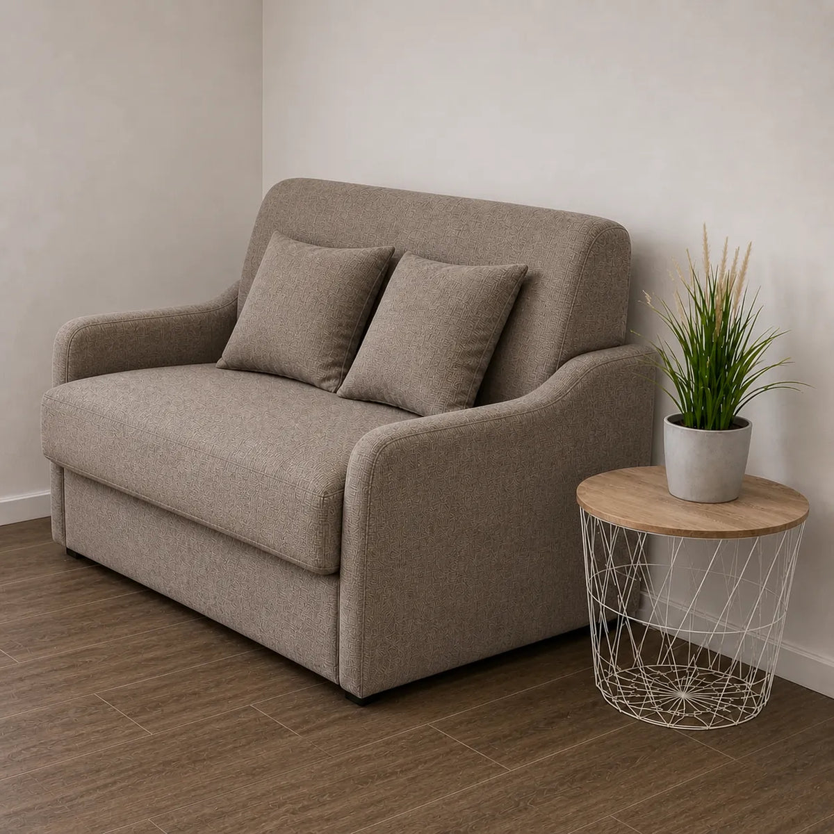 Poltrona letto trasformabile con materasso alto 18 cm e rivestimento in tessuto idrorepellente e antimacchia in vari colori.