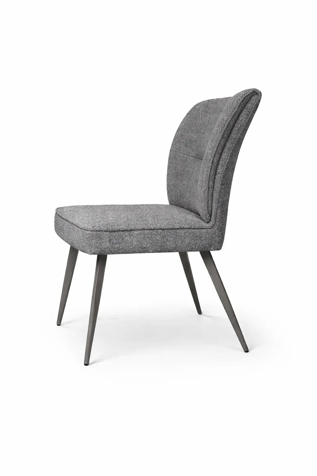 Sedia Eva rivestita in tessuto tortora o grigio con gambe in metallo verniciato.