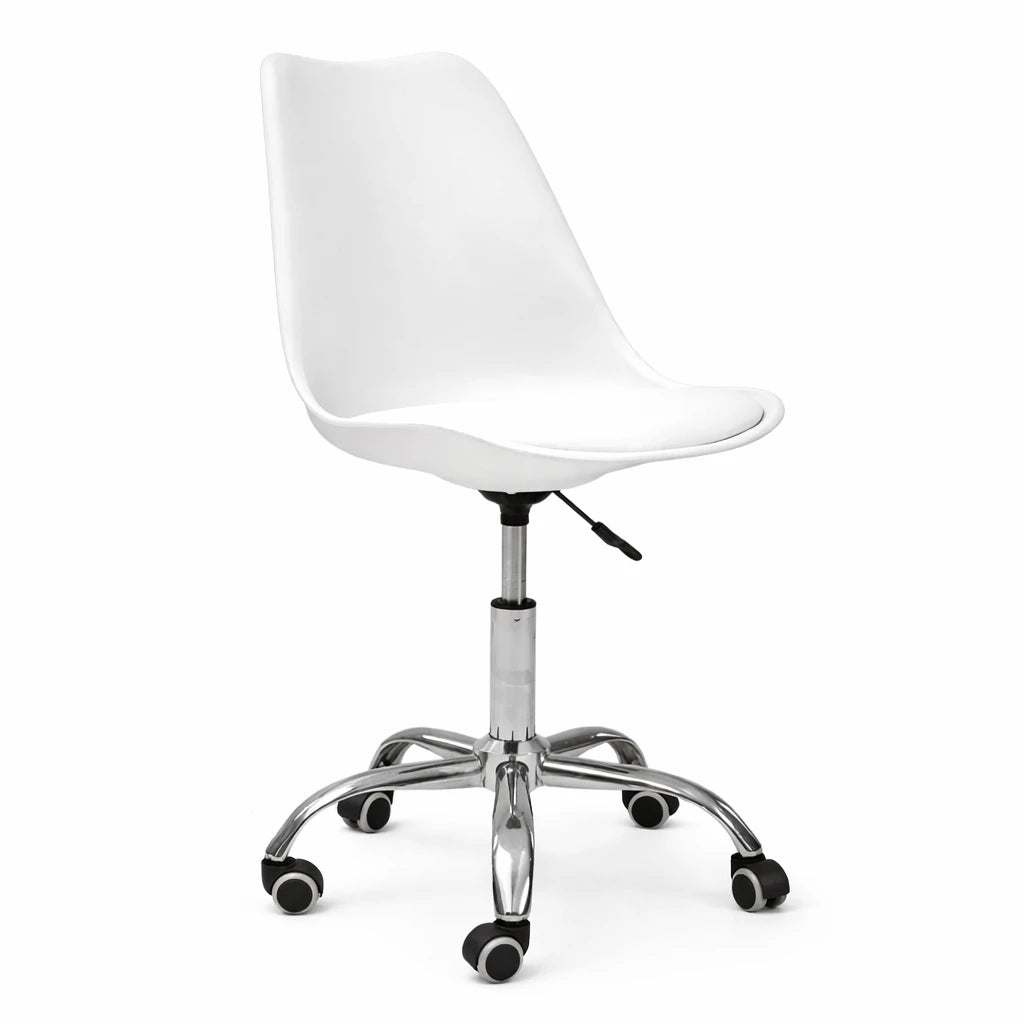 Sedia ufficio girevole azzurra con base cromata e ruote regolabile in altezza design moderno