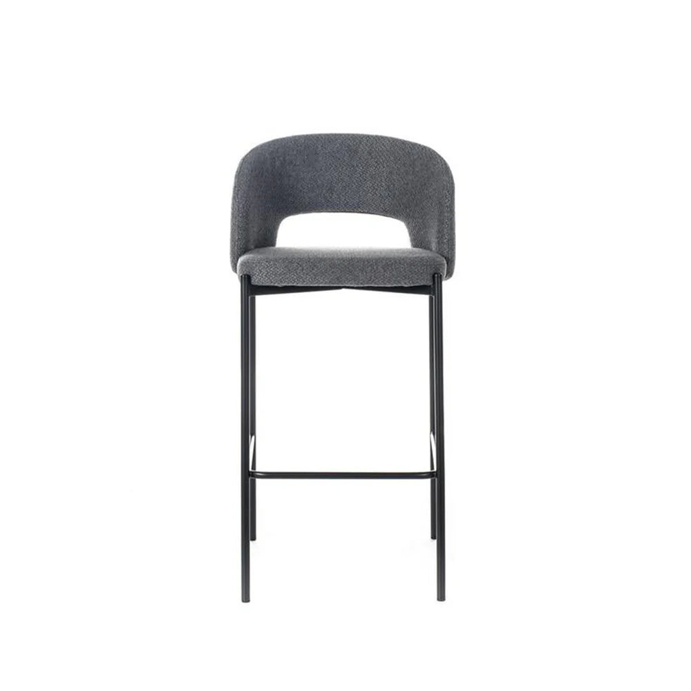 Sgabello Greta in tessuto grigio con schienale imbottito e gambe in metallo nero, ideale per penisola e cucina moderna