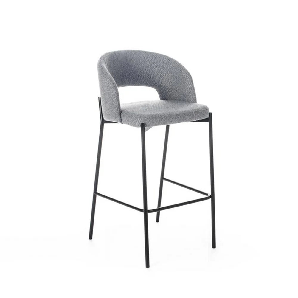 Sgabello Greta in tessuto grigio con schienale imbottito e gambe in metallo nero, ideale per penisola e cucina moderna