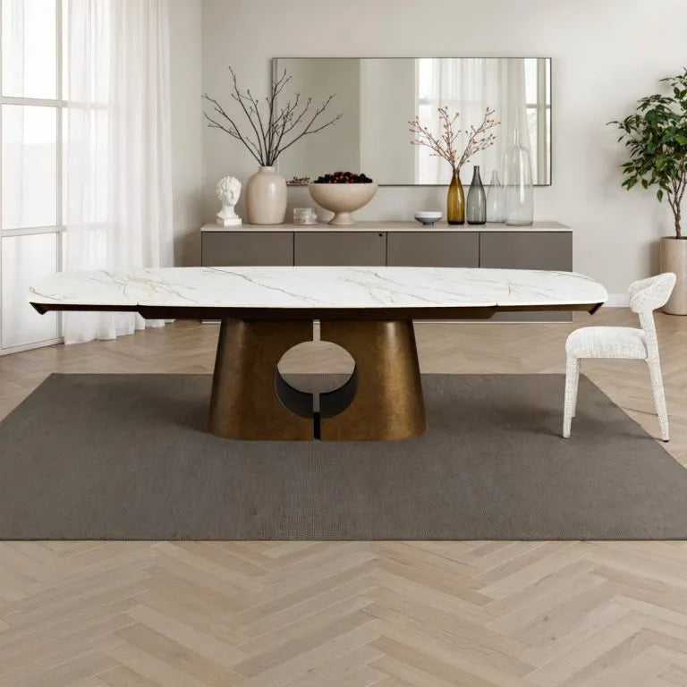 Tavolo allungabile Sunset con piano in ceramica effetto marmo Oro opaco e basamento in metallo effetto rame opaco estensibile fino a 300 cm.
