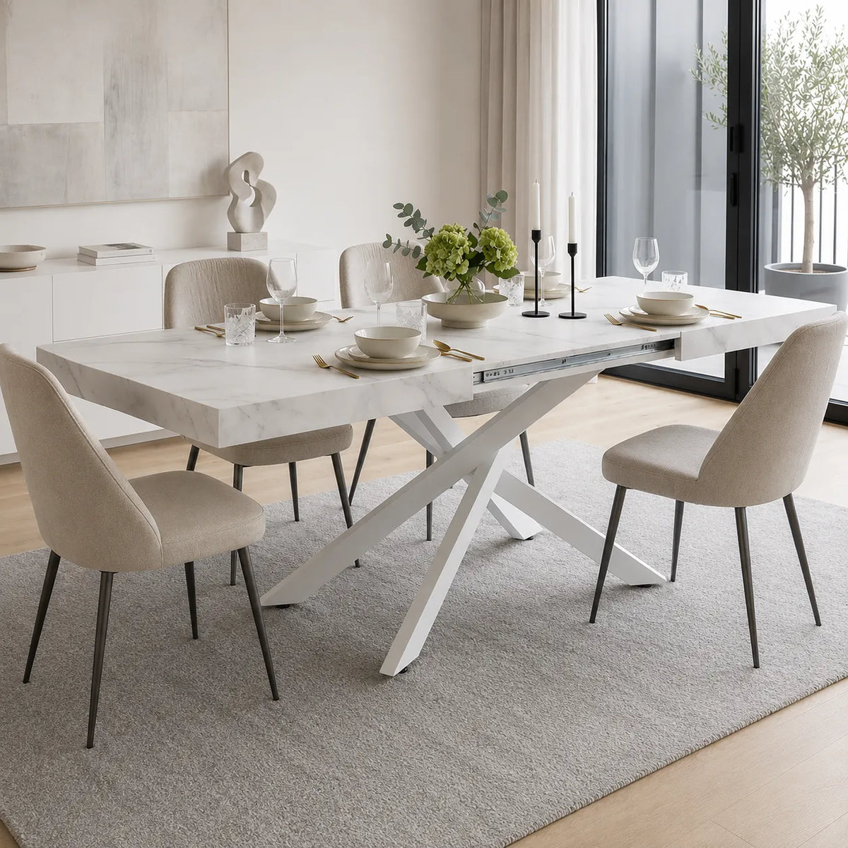 Tavolo allungabile Tokyo con struttura in metallo bianco e piano disponibile in rovere nodato, marmo carrara e cemento.