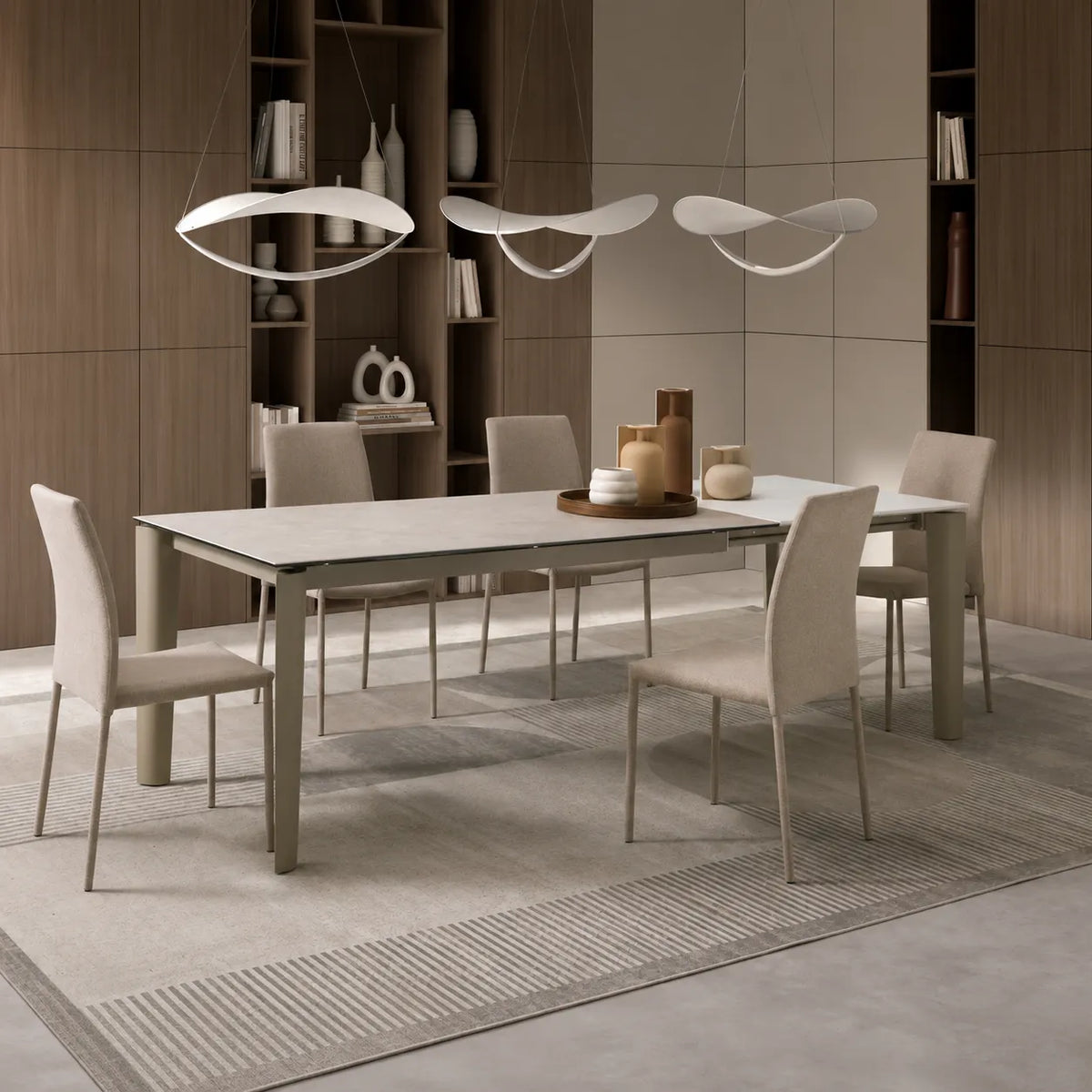Tavolo allungabile Horus con top in ceramica effetto marmo Calacatta Oro e struttura in metallo bronzo opaco 160/240 cm