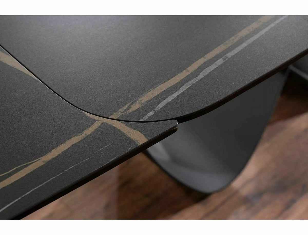 Tavolo Infinity Ceramic allungabile con top in vetroceramica marmo nero e base in metallo verniciato nero opaco