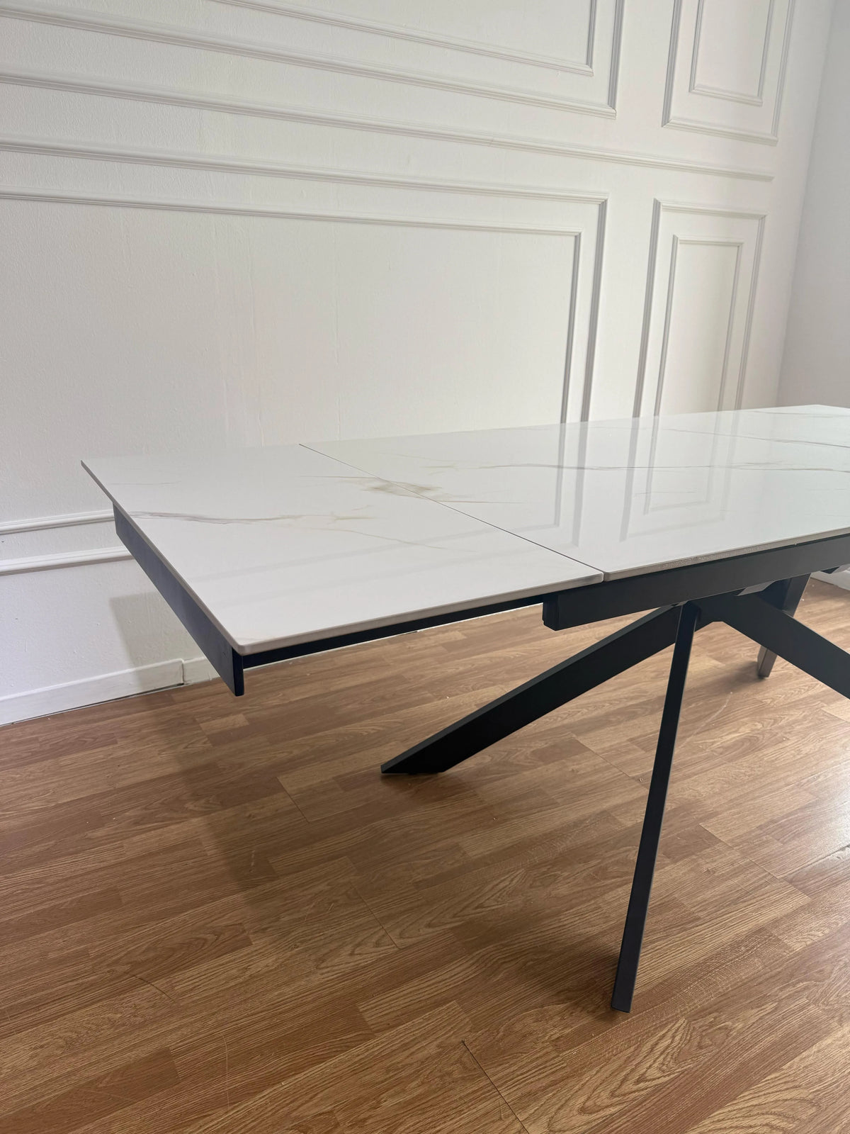 Tavolo Moon allungabile con piano in ceramica effetto marmo Calacatta Oro e base in metallo oro o nero