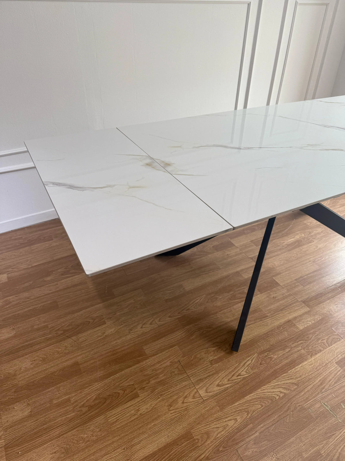 Tavolo Moon allungabile con piano in ceramica effetto marmo Calacatta Oro e base in metallo oro o nero