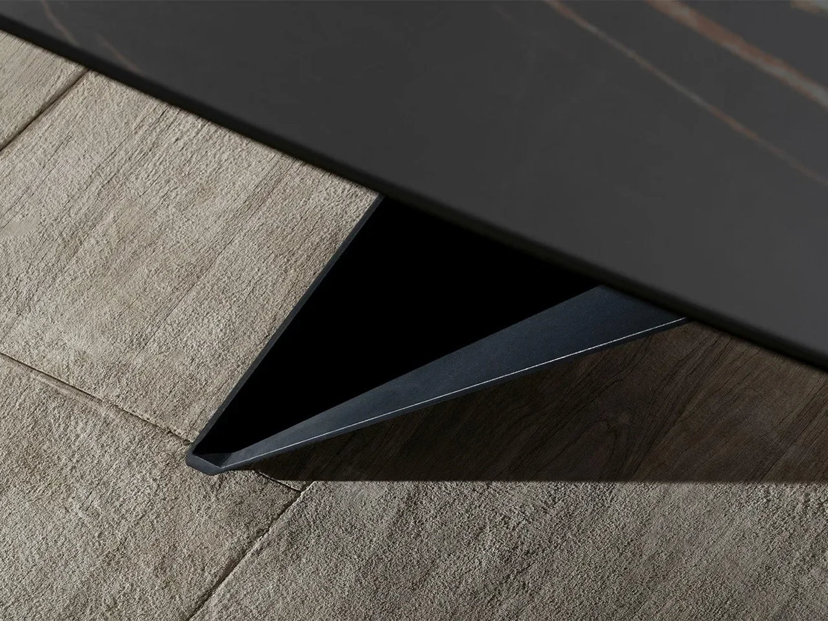 Tavolo Thanos X allungabile con piano in ceramica effetto marmo Portoro e struttura in metallo nero