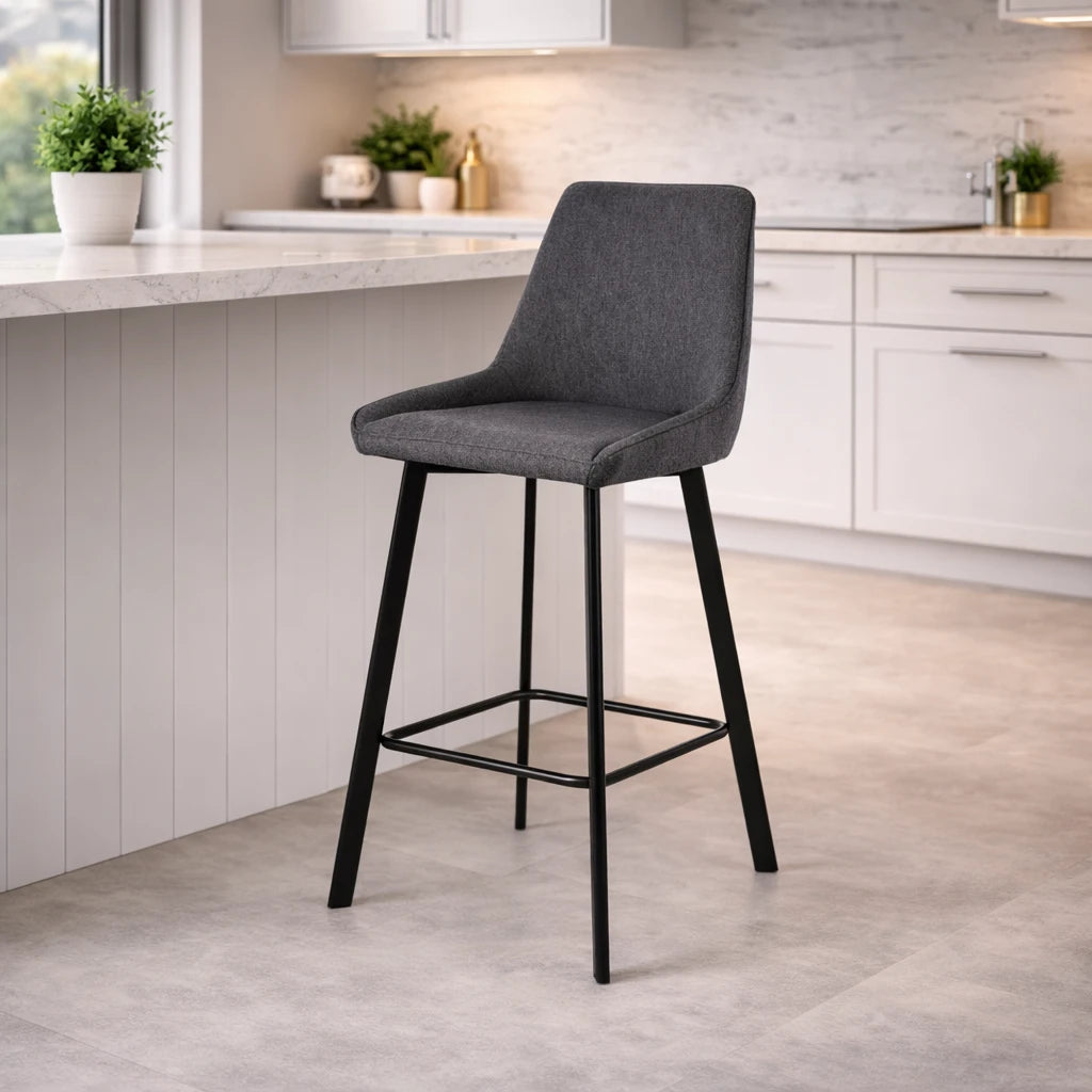 Sgabello Fox con seduta imbottita in tessuto e poggiapiedi in metallo, ideale per cucina o angolo bar