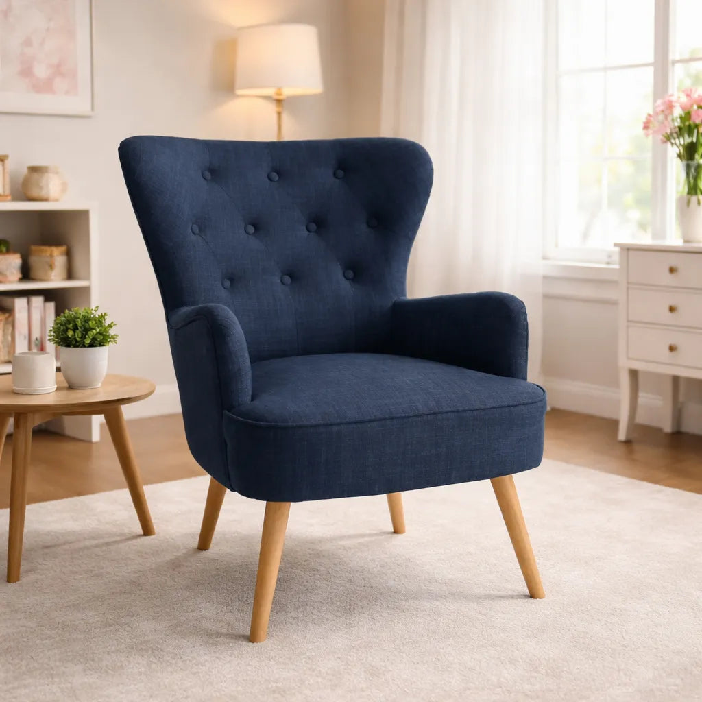 Poltrona Giulietta in tessuto Oxford antimacchia con schienale ergonomico trapuntato e piedini in legno, ideale per soggiorno, studio o camera da letto.