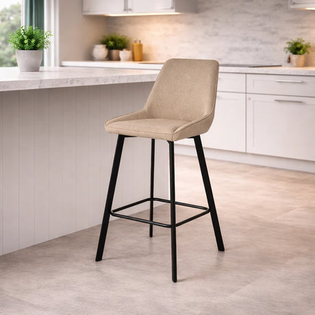 Sgabello Fox con seduta imbottita in tessuto e poggiapiedi in metallo, ideale per cucina o angolo bar