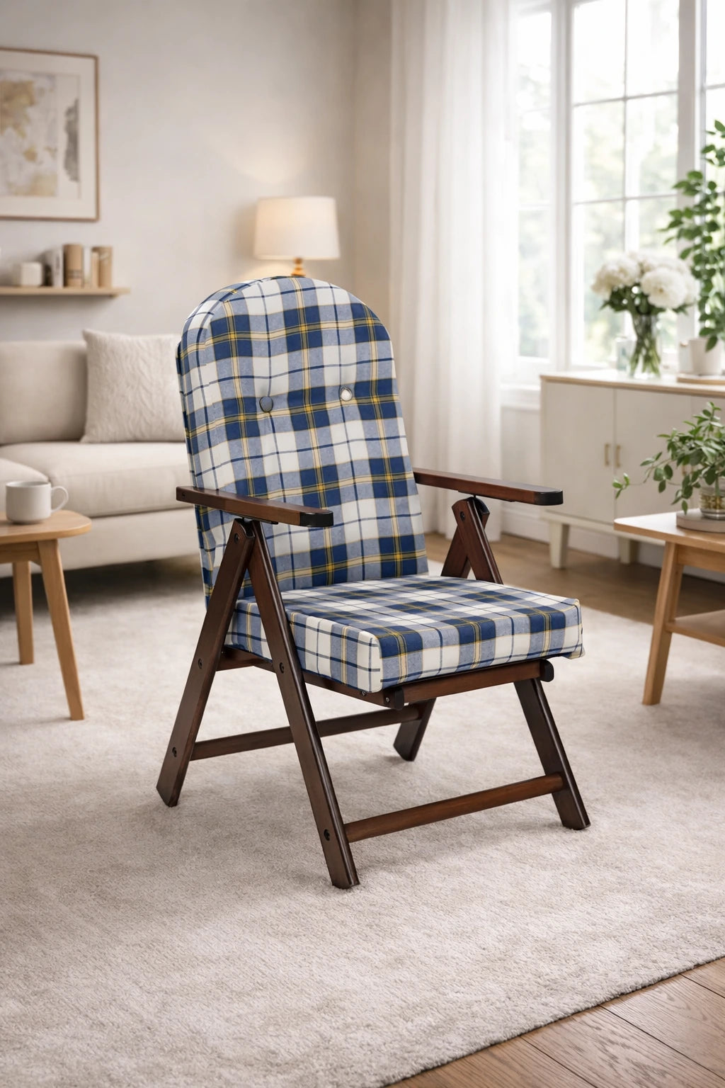 Poltrona reclinabile Amalfi in legno con poggiapiedi e cuscino, stile elegante e comfort ergonomico
