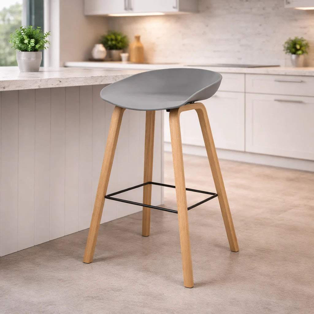 Sgabello moderno Daxer bianco con seduta in plastica e gambe in legno di faggio stile nordico