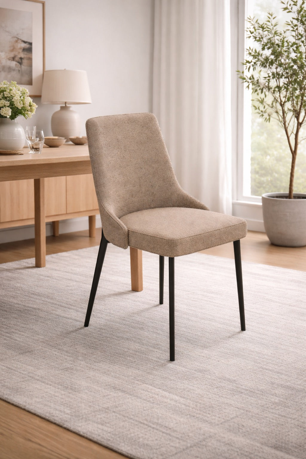 Sedia Ambra Stones moderna con gambe in metallo nero e rivestimento in tessuto beige easy-clean