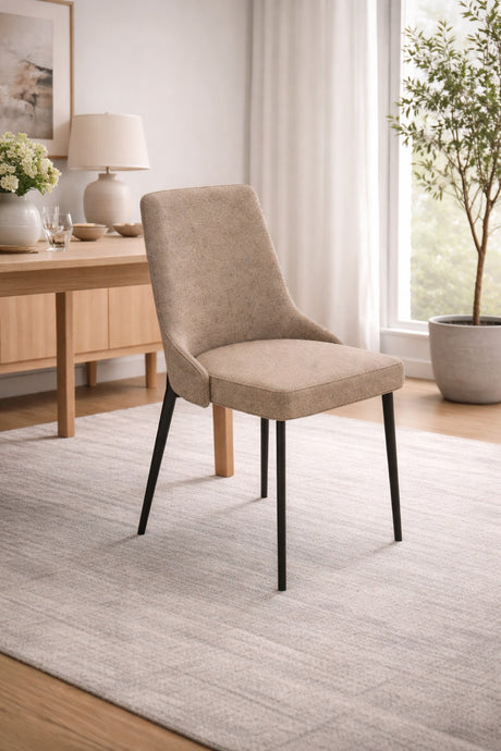 Sedia Ambra Stones moderna con gambe in metallo nero e rivestimento in tessuto beige easy-clean