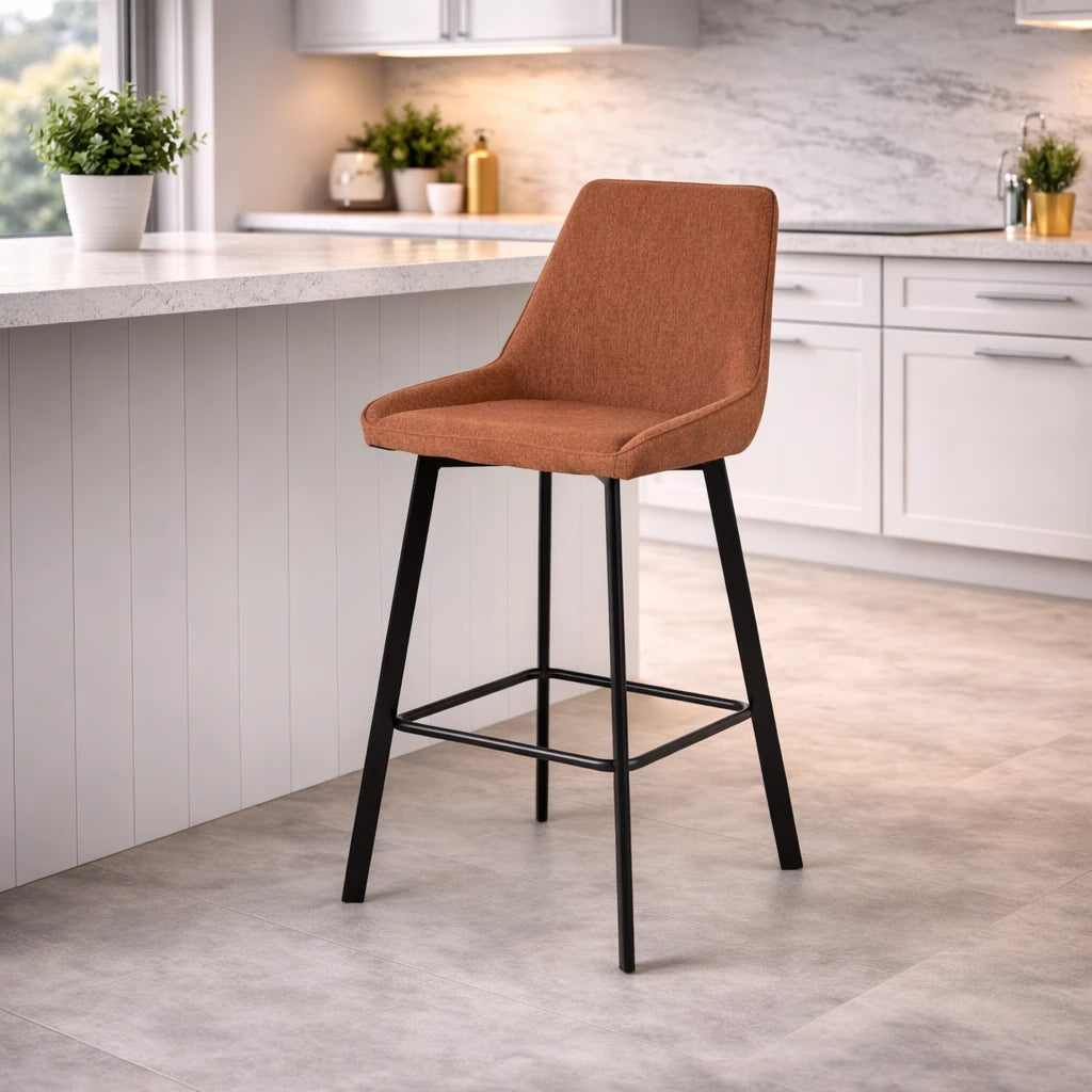 Sgabello Fox con seduta imbottita in tessuto e poggiapiedi in metallo, ideale per cucina o angolo bar