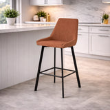 Sgabello Fox con seduta imbottita in tessuto e poggiapiedi in metallo, ideale per cucina o angolo bar