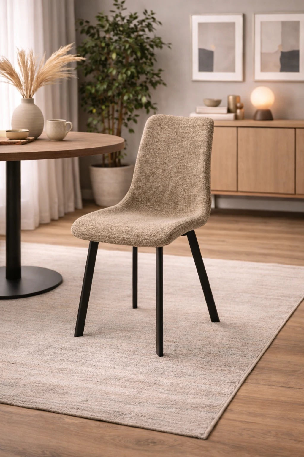 Sedia Iris con seduta acquamarina in tessuto easy-clean e struttura in metallo nero