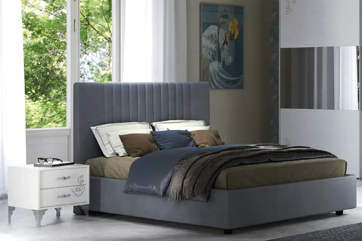 Camera da letto moderna Leon con letto contenitore e finitura bianco frassinato con dettagli argento