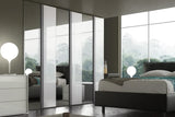 Camera da letto moderna Lussemburgo in bianco lucido e cemento con letto contenitore e armadio con specchi