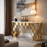 Consolle di design con base decorativa in metallo color oro e piano effetto marmo, ideale per ingresso moderno ed elegante