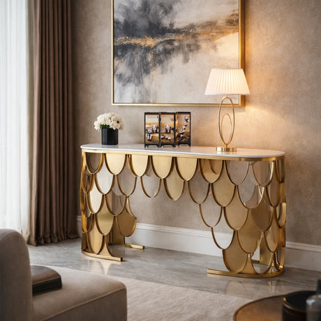 Consolle di design con base decorativa in metallo color oro e piano effetto marmo, ideale per ingresso moderno ed elegante