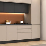 Cucina Luna moderna da 360 cm con apertura a gola, soprapensili ed elettrodomestici inclusi, disponibile in tortora e grigio acciaio.