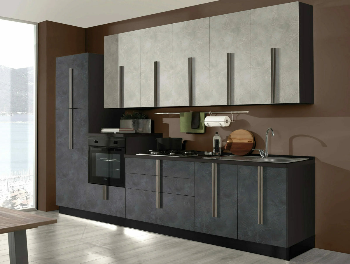 Cucina Maia 300 cm moderna con finitura spatolato ghisa e gesso, completa di elettrodomestici