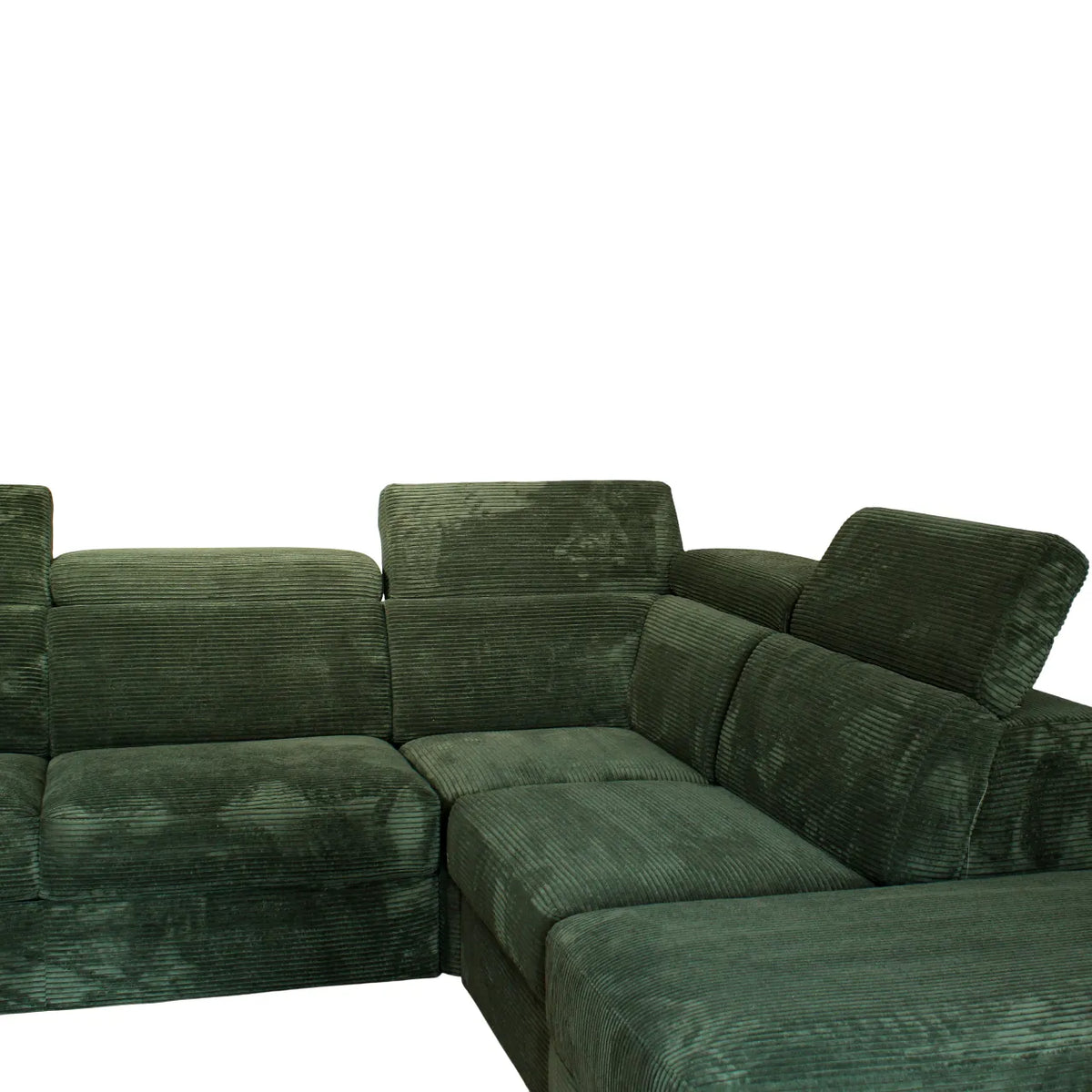 Divano angolare Monaco con letto estraibile a delfino, poggiatesta reclinabili, pouf contenitore e opzione poltrona reclinabile. Comfort e design per il soggiorno.