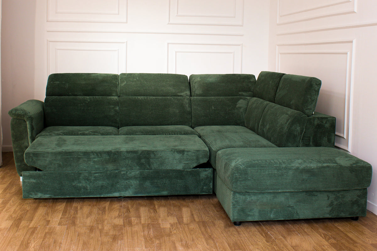 Divano angolare Monaco con letto estraibile a delfino, poggiatesta reclinabili, pouf contenitore e opzione poltrona reclinabile. Comfort e design per il soggiorno.