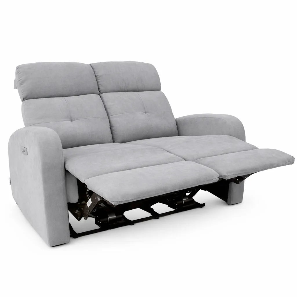 Divano elettrico Cindy 2 posti recliner in tessuto con poggiapiedi e schienale reclinabile colore grigio o tortora.