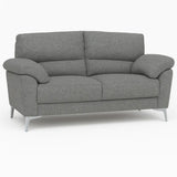 Divano Mira in tessuto lavabile con struttura in legno massello e piedini in metallo, design italiano elegante e moderno.