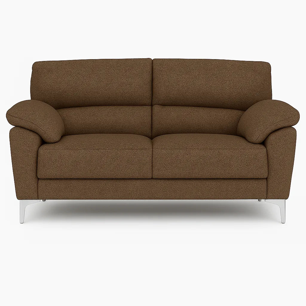 Divano Mira in tessuto lavabile con struttura in legno massello e piedini in metallo, design italiano elegante e moderno.