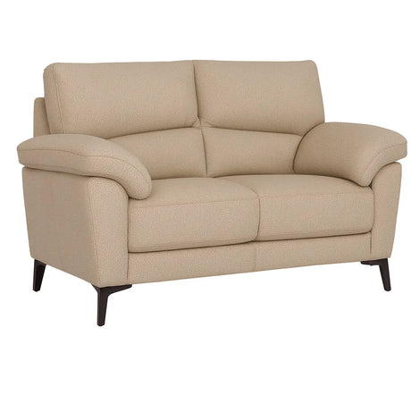 Divano Mira in tessuto lavabile con struttura in legno massello e piedini in metallo, design italiano elegante e moderno.