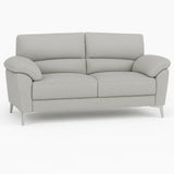 Divano Mira in tessuto lavabile con struttura in legno massello e piedini in metallo, design italiano elegante e moderno.