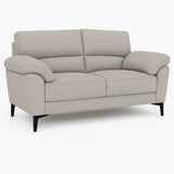 Divano Mira in tessuto lavabile con struttura in legno massello e piedini in metallo, design italiano elegante e moderno.
