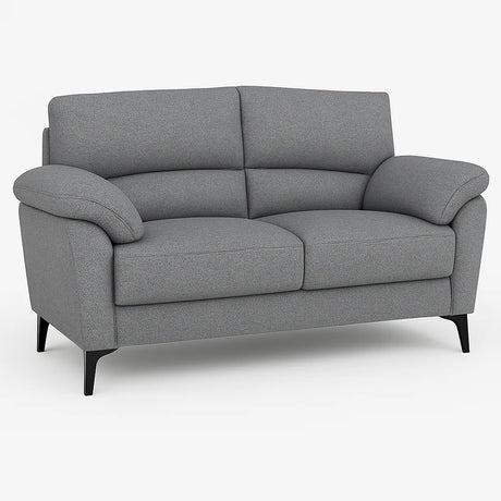 Divano Mira in tessuto lavabile con struttura in legno massello e piedini in metallo, design italiano elegante e moderno.
