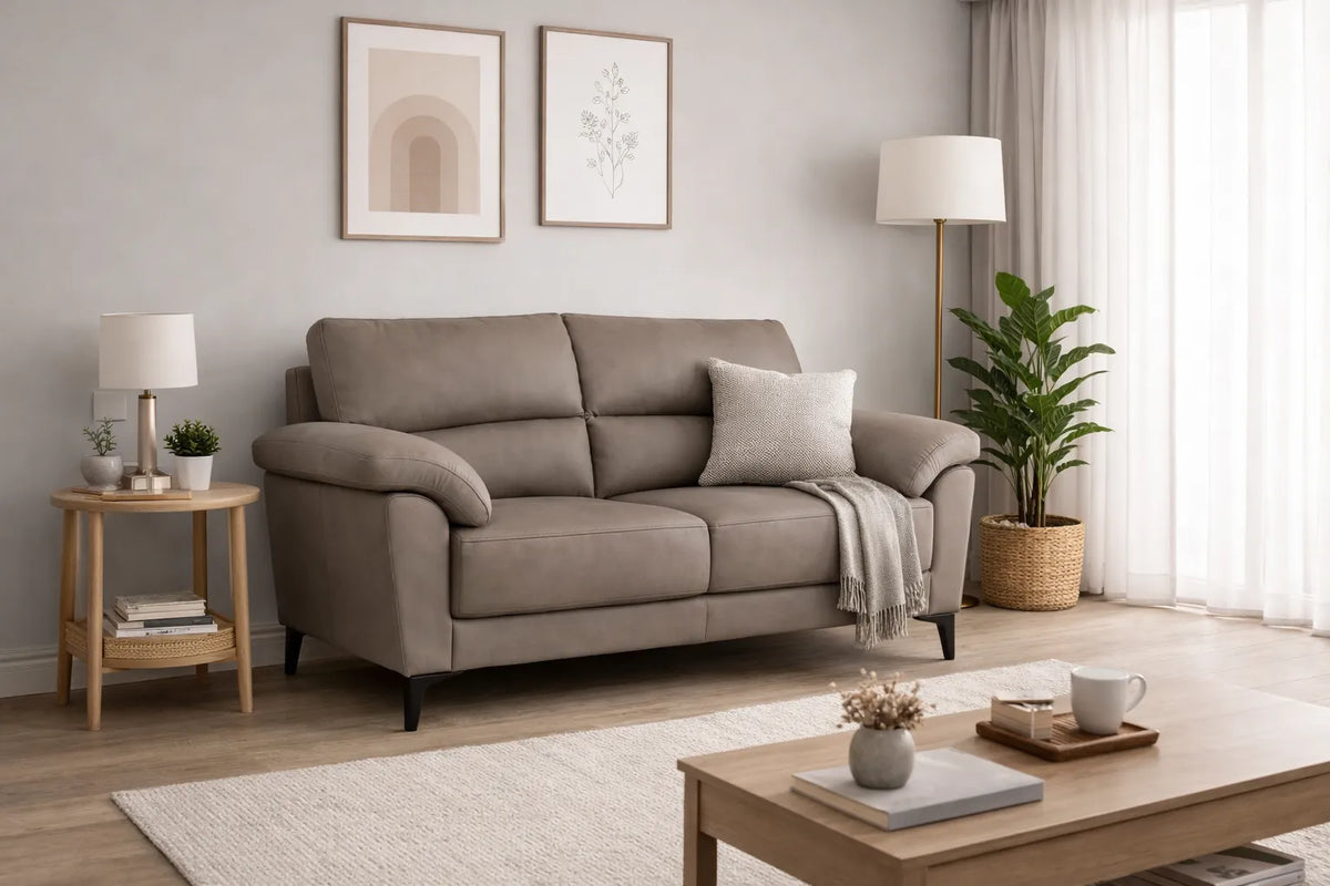Divano Mira in tessuto lavabile con struttura in legno massello e piedini in metallo, design italiano elegante e moderno.