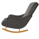 Dondolo Giulietta in legno con schienale ergonomico e rivestimento in cotone. Design classico per interni eleganti e spazi relax coperti.